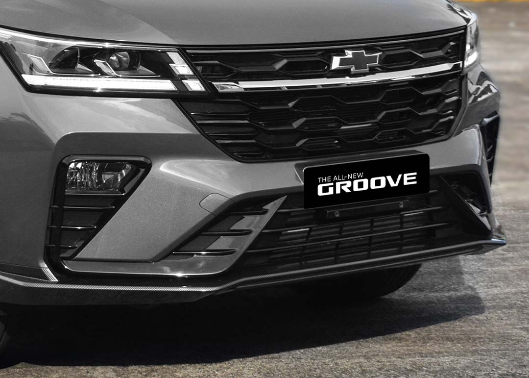 Front close-up of the Chevrolet Groove RS showing its LED headlamps, gloss black grille, and carbon fiber-style front skirt