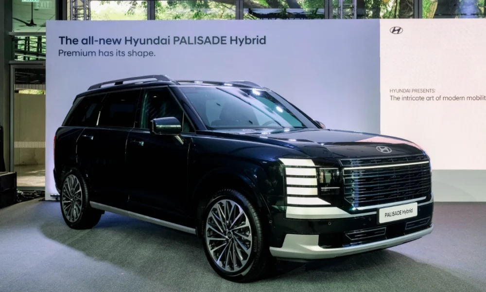 Front three-quarter view of the all-new Hyundai Palisade Hybrid in black, displayed indoors during its official Philippine launch event.