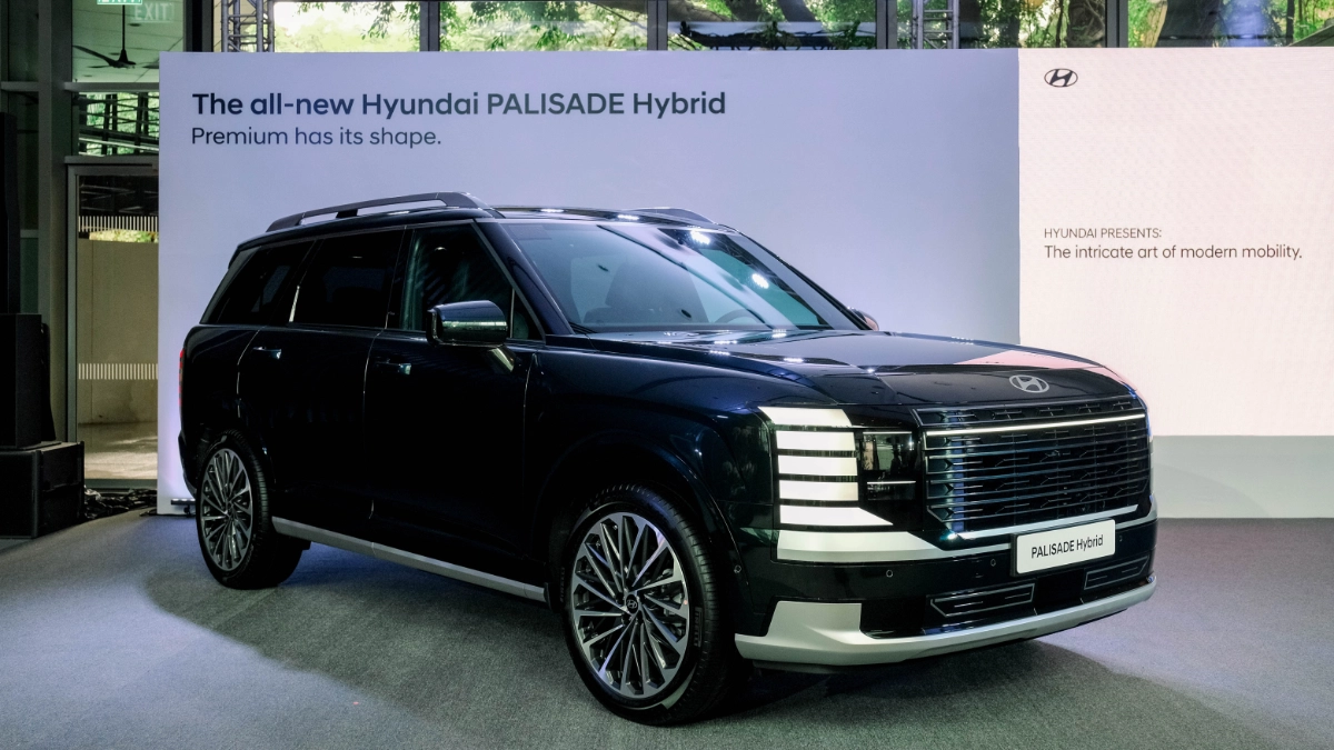 Front three-quarter view of the all-new Hyundai Palisade Hybrid in black, displayed indoors during its official Philippine launch event.