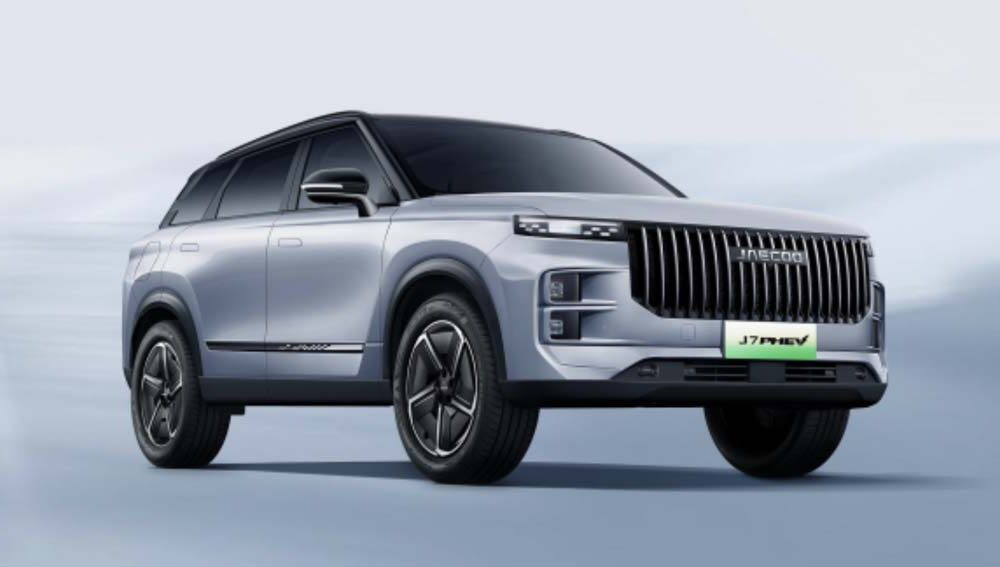 Front three-quarter view of the Jaecoo J7 SHS plug-in hybrid SUV in silver, highlighting its bold grille and modern styling.