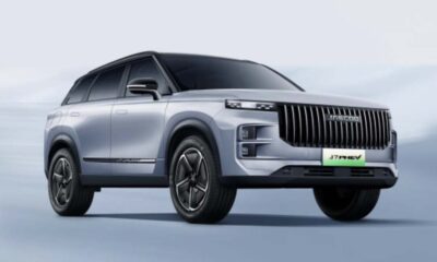 Front three-quarter view of the Jaecoo J7 SHS plug-in hybrid SUV in silver, highlighting its bold grille and modern styling.