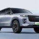 Front three-quarter view of the Jaecoo J7 SHS plug-in hybrid SUV in silver, highlighting its bold grille and modern styling.