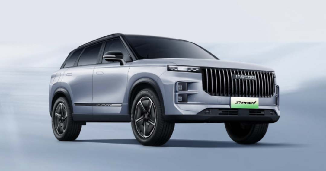 Front three-quarter view of the Jaecoo J7 SHS plug-in hybrid SUV in silver, highlighting its bold grille and modern styling.